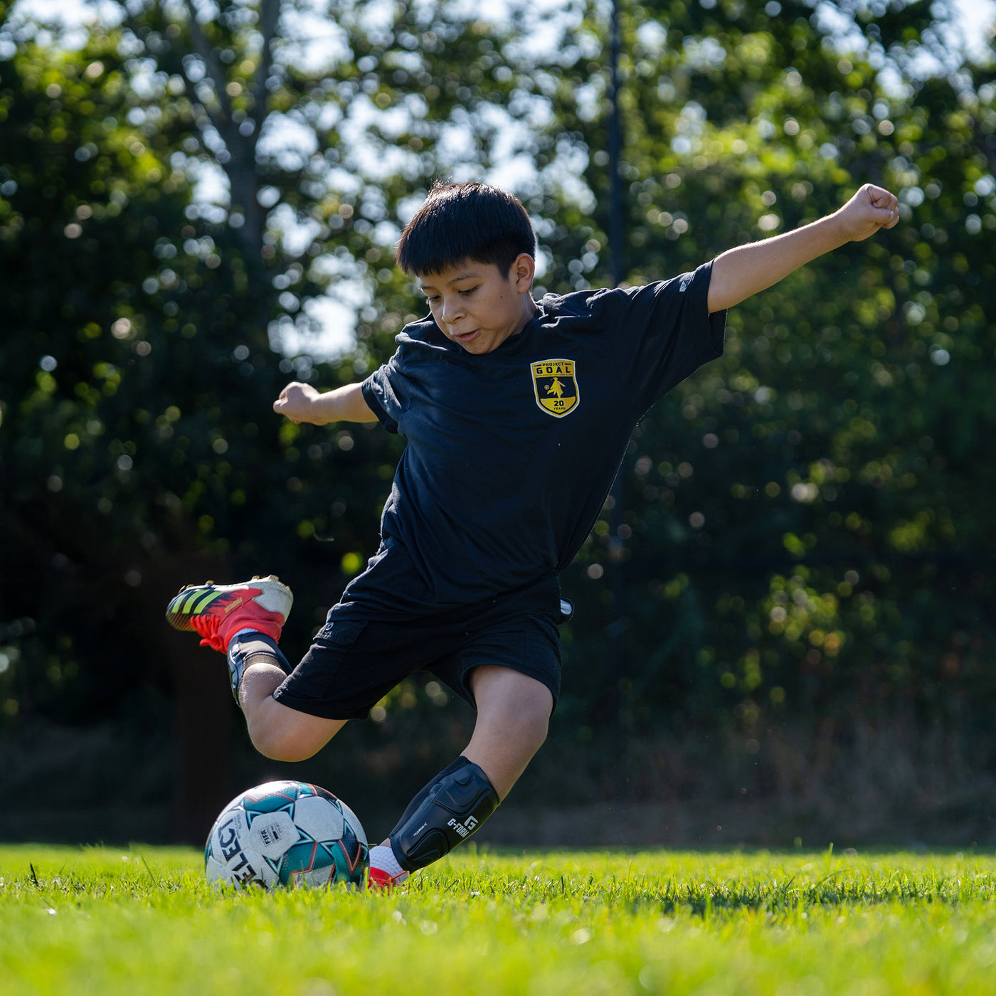 G-Form Youth Shin Guards for Football Volt - Black | 8Lines Shop - Fast Shipping World Wide